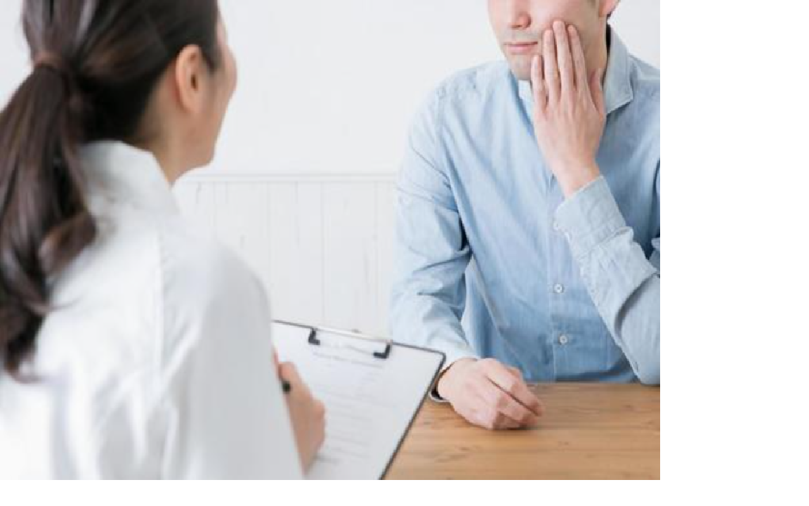 白衣の女性が男性と話している画像