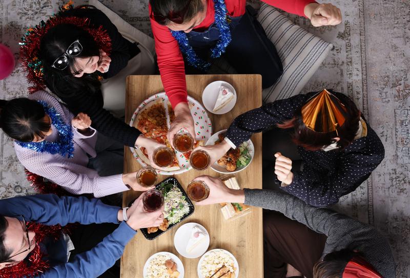 食事を囲むパーティーの風景の画像