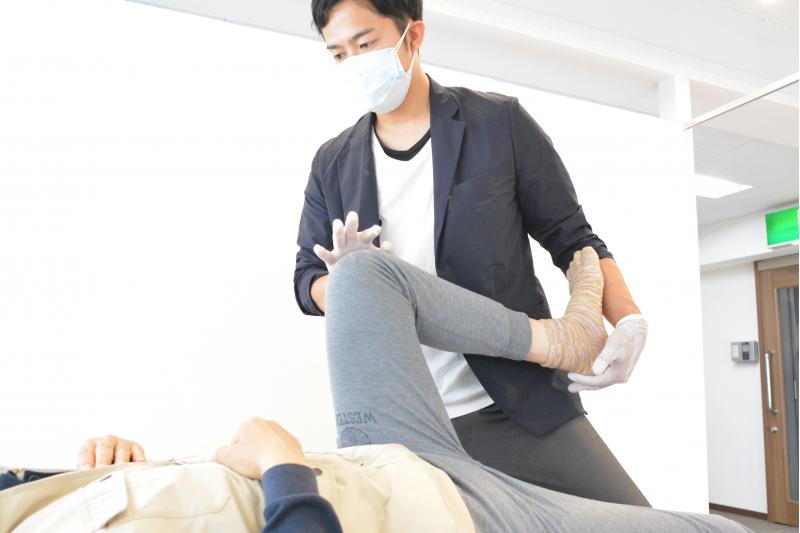 リハビリベース院長原嶋先生の施術中の画像