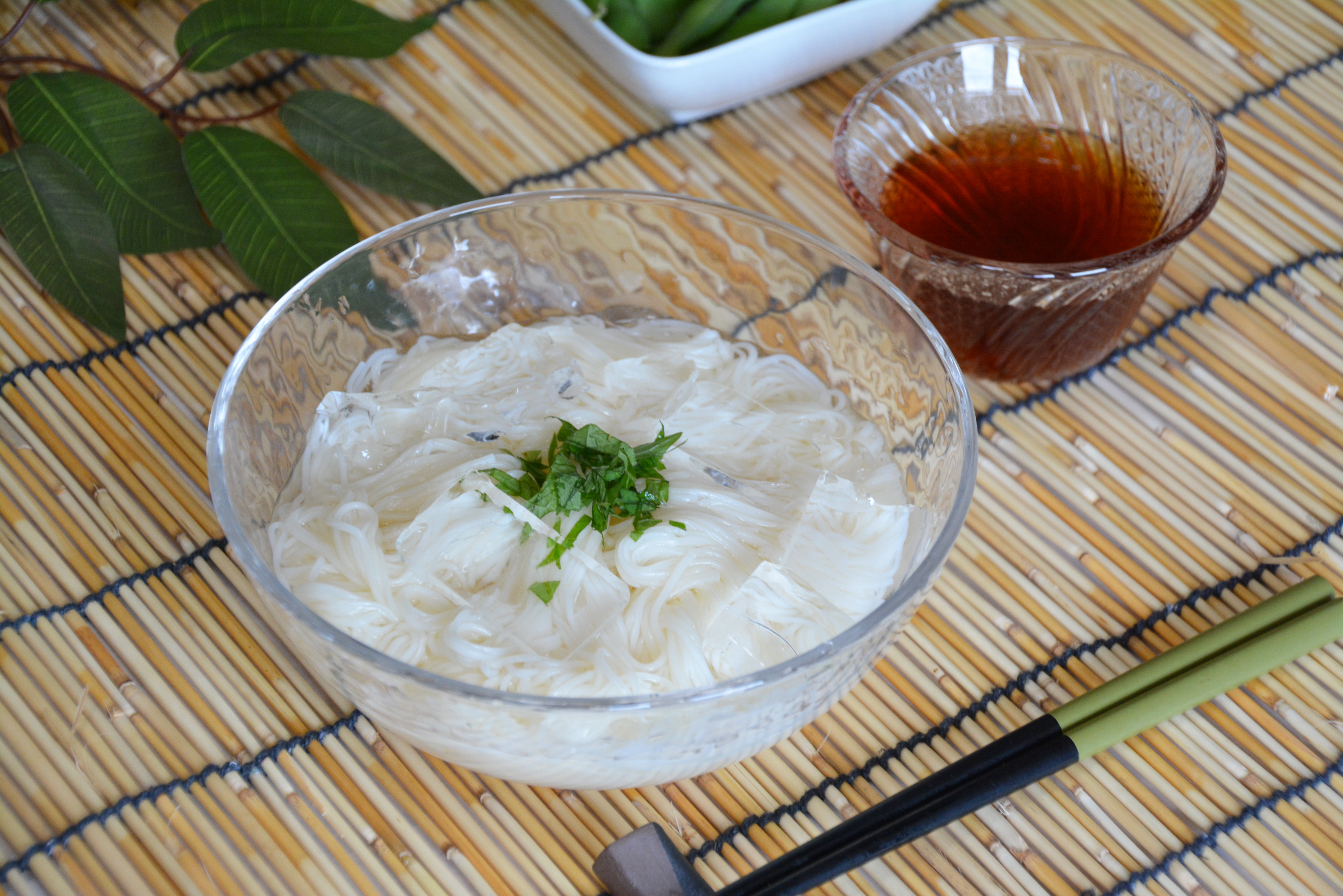 シンプルなそうめんとおつゆの画像